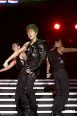 组图：吴克群个唱湿身秀腹肌 和女模互摸掀高潮