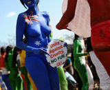 幻灯图：美女人体彩绘32强国旗 呼吁保护动物