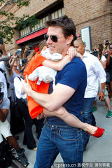 组图：汤姆-克鲁斯离婚后首探爱女 遭狗仔围堵