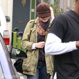 组图：安妮海瑟薇带爱犬外出 鸭舌帽遮面避镜头