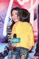 组图：陈慧琳新碟签唱获吻 称儿子红包达五位数