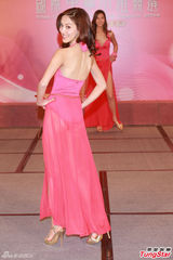 组图：中华小姐薄纱贴身秀曲线 高开叉露长腿