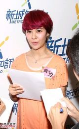 组图：郁可唯香港宣传新碟 回忆情事落泪录歌