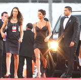 高清图：哈莉-贝瑞高开衩裙亮相红毯风情万种