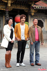 组图：贺军翔坦言将服兵役 拜月老求成家愿望