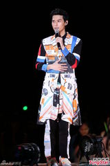 组图：严爵个唱秀舞技 打死不肯脱衣露腹肌