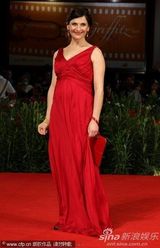 《后事》首映 女星泽格斯挺大肚与导演恩爱现身(图)