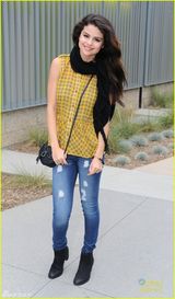 组图：赛琳娜妩媚街拍长发舞动 送飞吻粉唇诱人