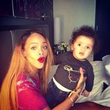 组图：蕾哈娜金发红唇野性 吊带装俯身泄春光