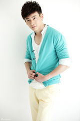 组图：是安时尚写真天蓝外衫展现阳光型男风范