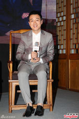 组图：吴宇森结婚38周年 拥爱妻深情献吻