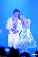 组图：郭采洁首开个唱林俊杰韦礼安现身站台