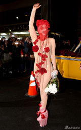组图：LadyGaga庆生全裸薄纱蔽体翘臀贴花