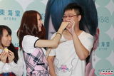 组图：AKB48菊地彩香喂甜点 引宅男起哄