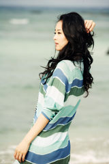 组图：王艳海边靓照曝光 阳光清新不输少女