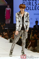 组图：SHINee与EXO-K亮相时尚活动变T台模特