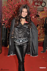 组图：周秀娜性感造型亮相 乳沟曼妙事业线诱人