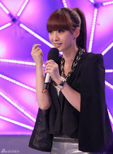 组图：柳岩刘谦再度携手魔术节目《奇迹之门》