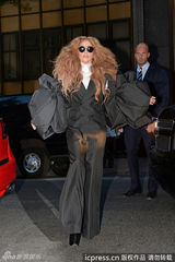 组图：Lady Gaga变母狮 另类泡泡袖西装抢镜