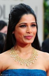 高清组图：芙蕾达-平托深蓝色礼服风姿绰约