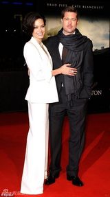 组图：朱莉术后胸型丰满上挺