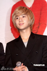 组图：SHINee抵台会粉丝 记者会破冰雕庆功