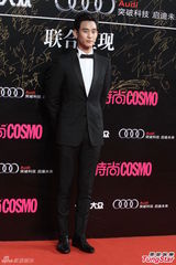 组图：金泰熙赴沪站台似公主 金秀贤正装笔挺