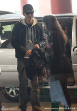 幻灯图：阮经天不受绯闻影响 与女粉丝热情交流