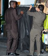 组图：西蒙带儿子坐私人飞机回家 行李堆积如山