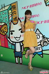 组图：陈静与爱猫拍照有默契 宠物猫走秀