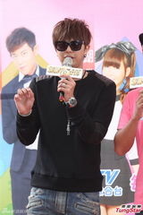 组图：蝴蝶姐姐自曝单身 与罗志祥情同兄妹