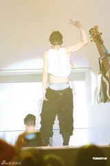 幻灯图集：好友农夫开演唱会 陈冠希现身力挺