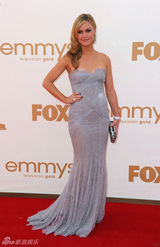 组图：艾美奖红毯 朱丽娅-斯蒂尔斯褶皱鱼尾裙华丽