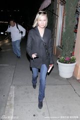 高清图：芮妮-齐薇格穿西装亮相 蹬麂皮鞋别样风情