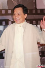 组图：成龙白衣亮相红毯 轻搂女伴小蛮腰