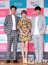 组图：少时秀英宣传《恋爱操作团》豹纹裙霸气