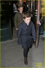 组图：小贝携四子女亮相时装周 为贝嫂秀场撑场