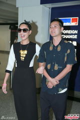 组图：新婚郑希怡戴金项链大呼嫁到好老公