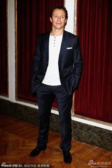 组图：《裁判》威尼斯首映 男星阿科斯帅气亮相