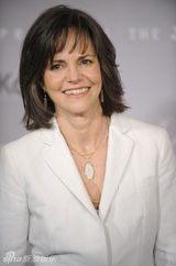 幻灯图集：安妮斯顿性感黑装亮相 肩头惊现神秘手