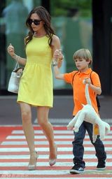 幻灯图集：维多利亚现身戛纳 身穿黄色短裙不慎凸点