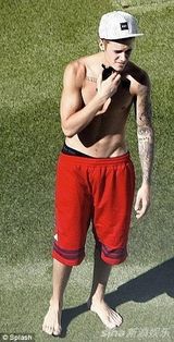 组图：比伯晒日光浴裸女陪伴 做俯卧撑胸肌结实