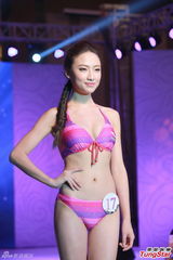 组图：亚姐大中华赛区泳衣秀 爆乳美腿一览无余