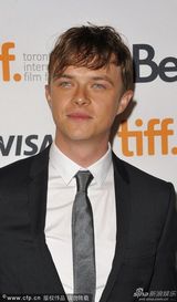 组图：《魔鬼绳结》首映 威瑟斯彭性感露乳沟