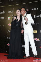 组图：新科影帝影后梁家辉杨千嬅后台亲密贴面