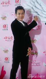 组图：群星闪耀新人盛典红毯 黑白色系成主打