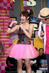 幻灯图：瑶瑶《我猜》秀性感 遭阿雅“咸猪手”