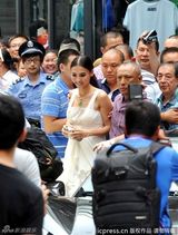 组图：张柏芝离婚后首露面 亮相几分钟强颜欢笑