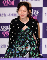 组图：孙艺珍宣传新片《见鬼》 粉红高跟鞋抢眼