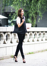 组图：韩雨芹街拍黑白配秀出时尚自我